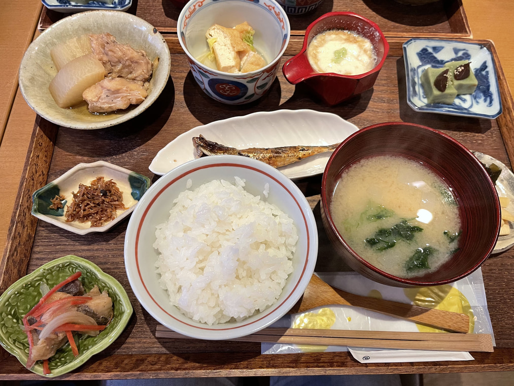 日々魚数寄 東木（ひびさかなずき とうぼく）。朝、昼、晩と素敵な和の食事を楽しめる。この日は素敵なランチを。│思索のあしあと